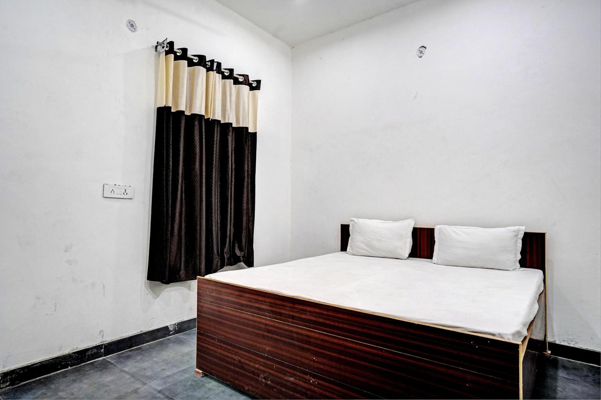 Oyo Double Ss Hotel Hāthras Esterno foto