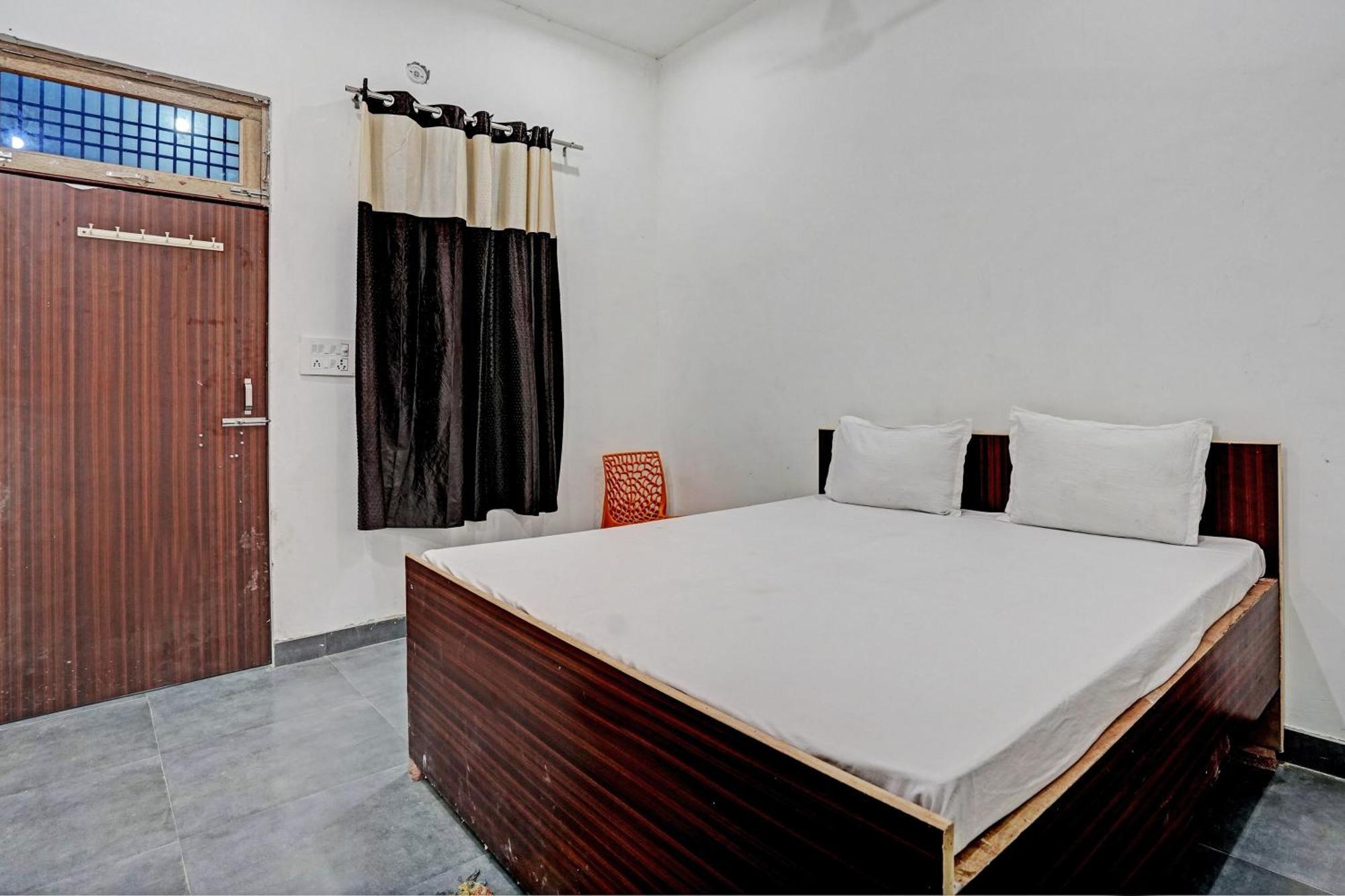 Oyo Double Ss Hotel Hāthras Esterno foto