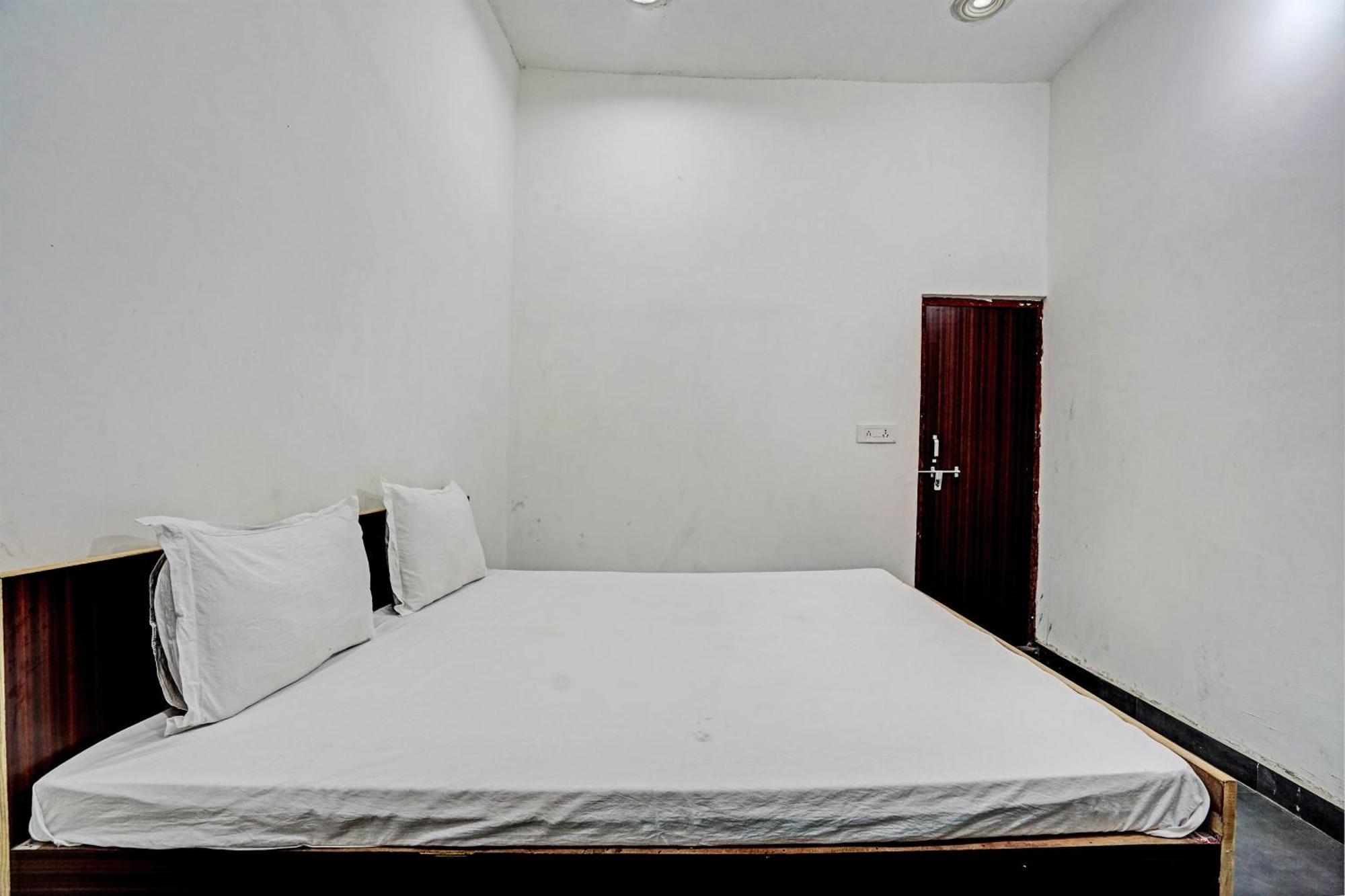 Oyo Double Ss Hotel Hāthras Esterno foto