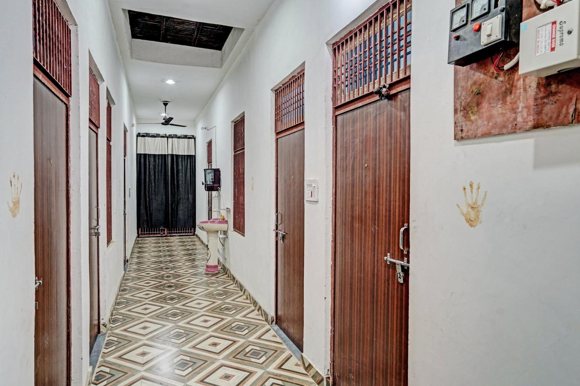Oyo Double Ss Hotel Hāthras Esterno foto