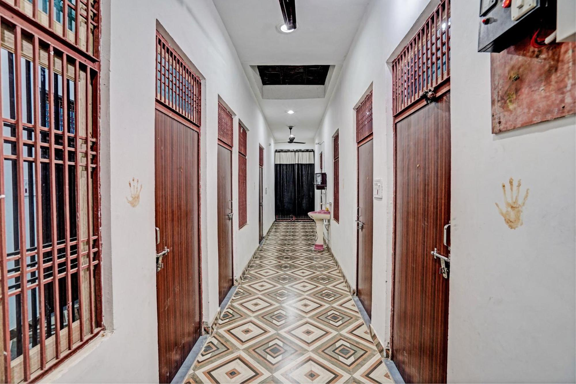 Oyo Double Ss Hotel Hāthras Esterno foto